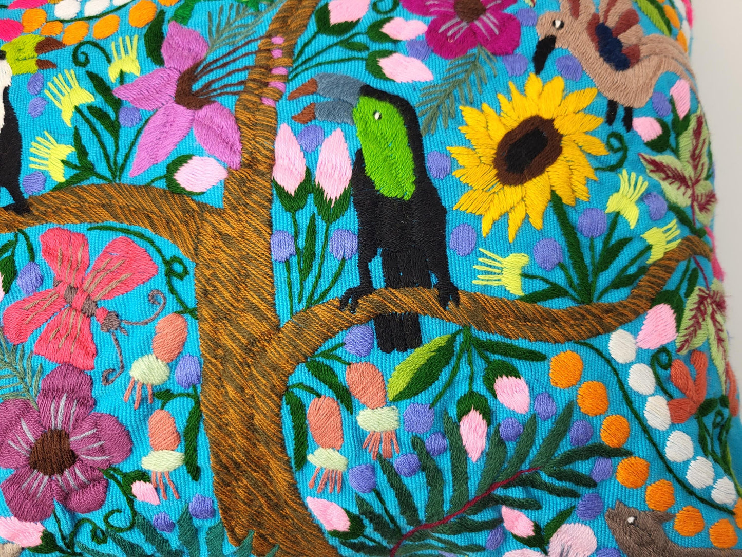 Mexikanischer handbestickter Kissenbezug mit Tiermuster