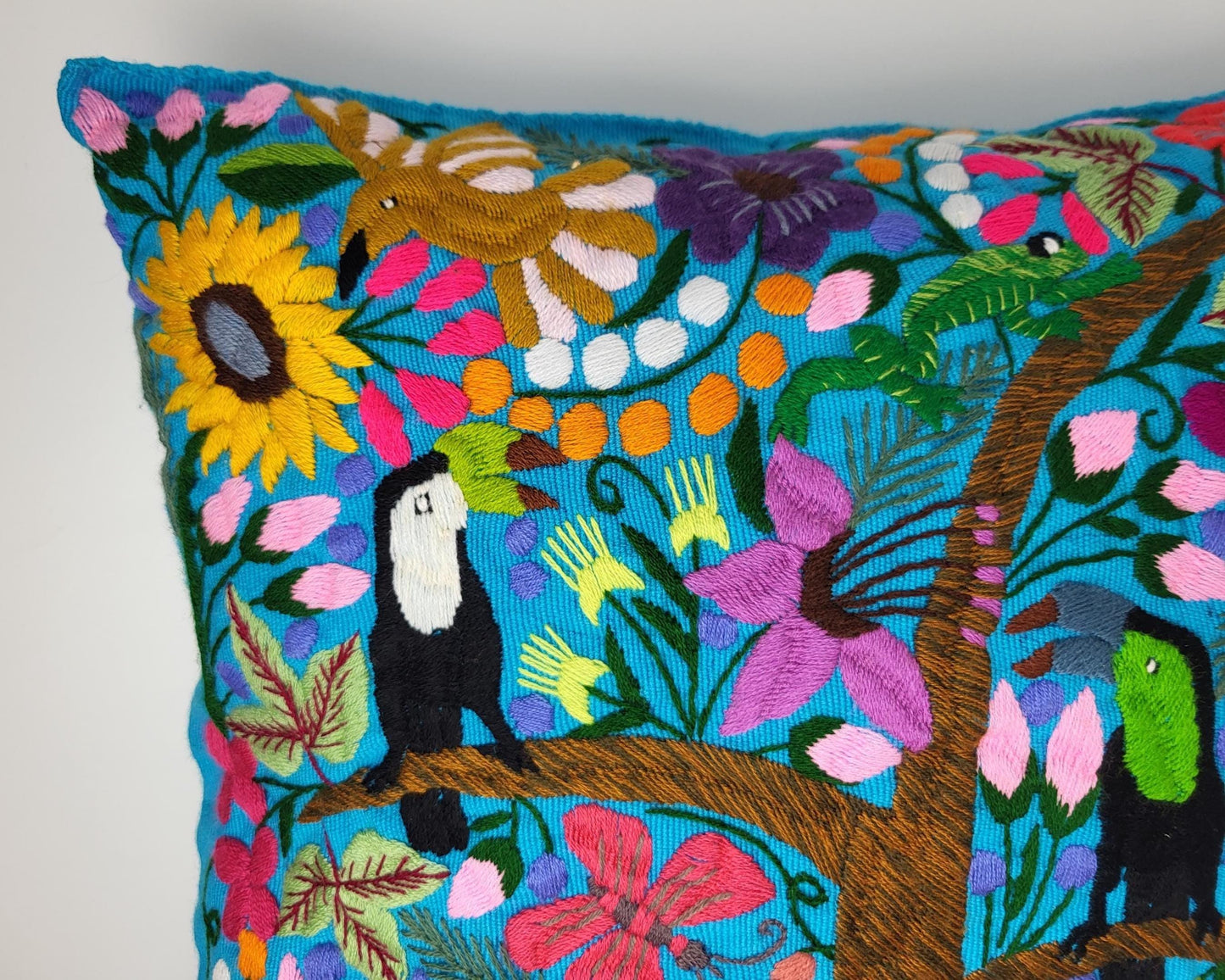 Mexikanischer handbestickter Kissenbezug mit Tiermuster