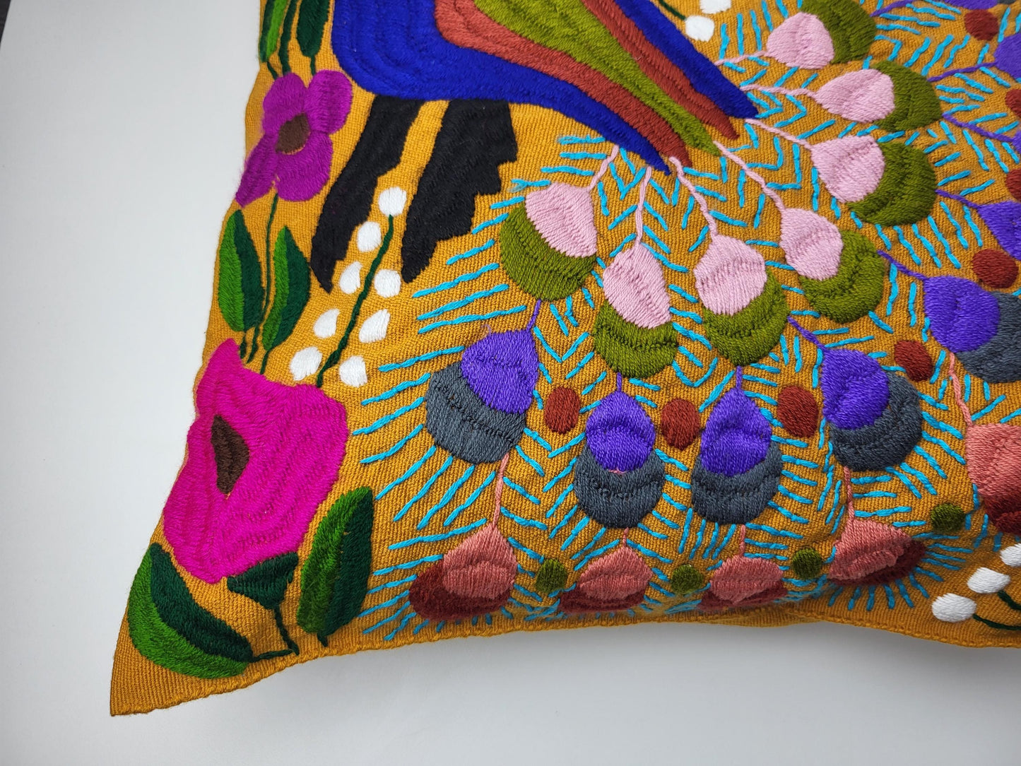 Besticktes und gewebtes Kissen aus Mexiko, Kissenhülle mit Tiermuster aus Mexiko