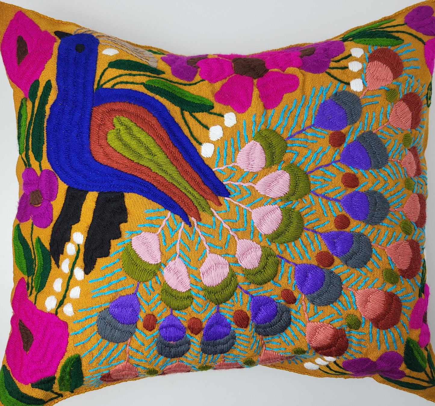 Besticktes und gewebtes Kissen aus Mexiko, Kissenhülle mit Tiermuster aus Mexiko