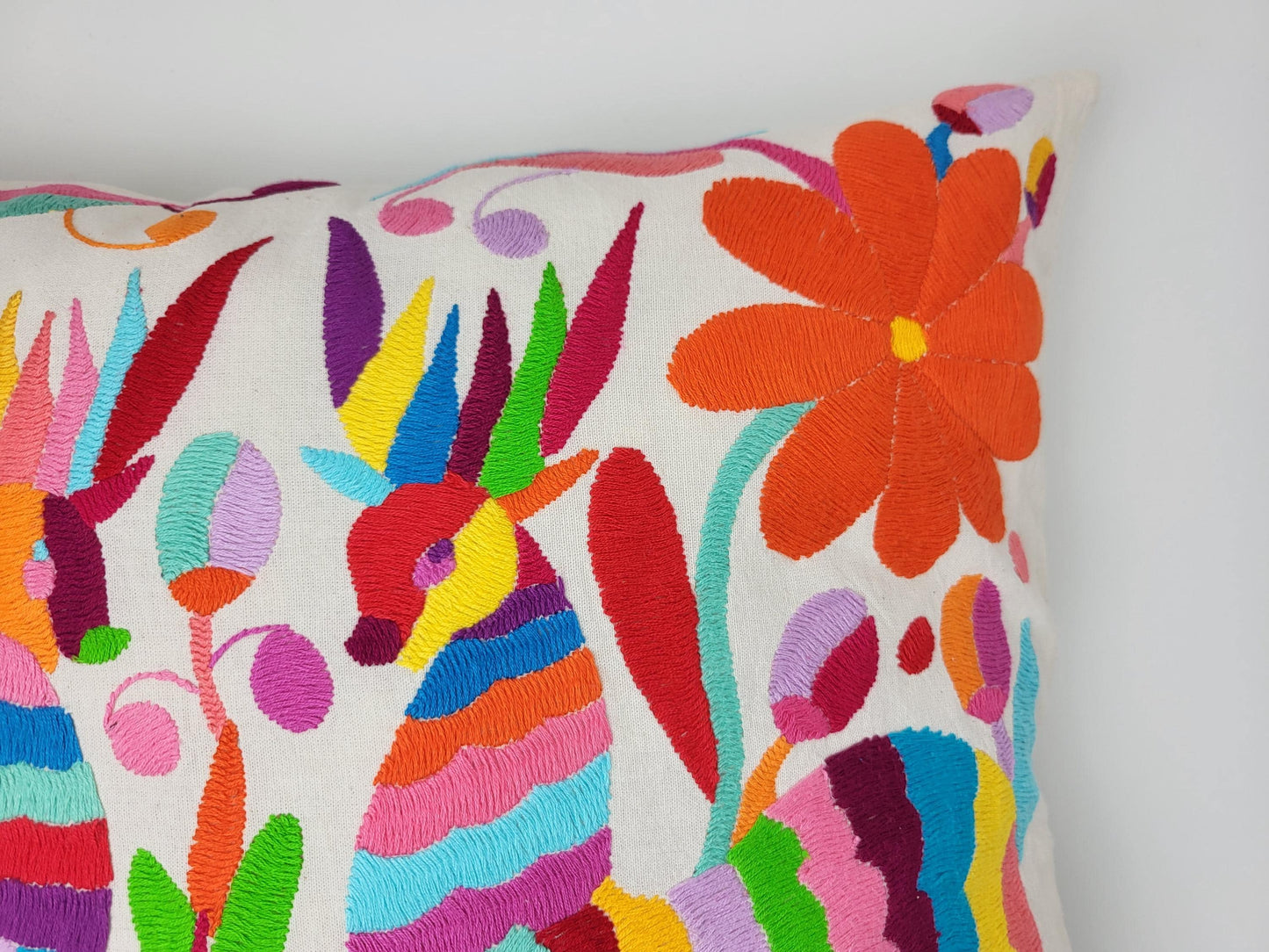 Mexikanischer handbestickter Kissenbezug aus Tenango de Doria Hidalgo, Otomi Kissen