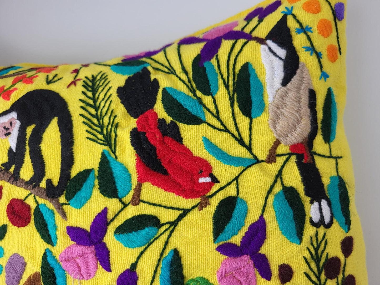 Handbestickter Kissenbezug Mexiko | Bunte Tiermuster | Fairtrade Dekokissen Chiapas | Unikat Maya Textilkunst | Boho Ethno Deko