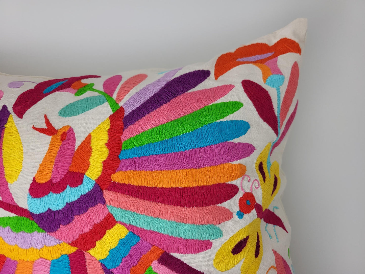 Otomi-Kissenbezug aus Mexiko – handbestickt