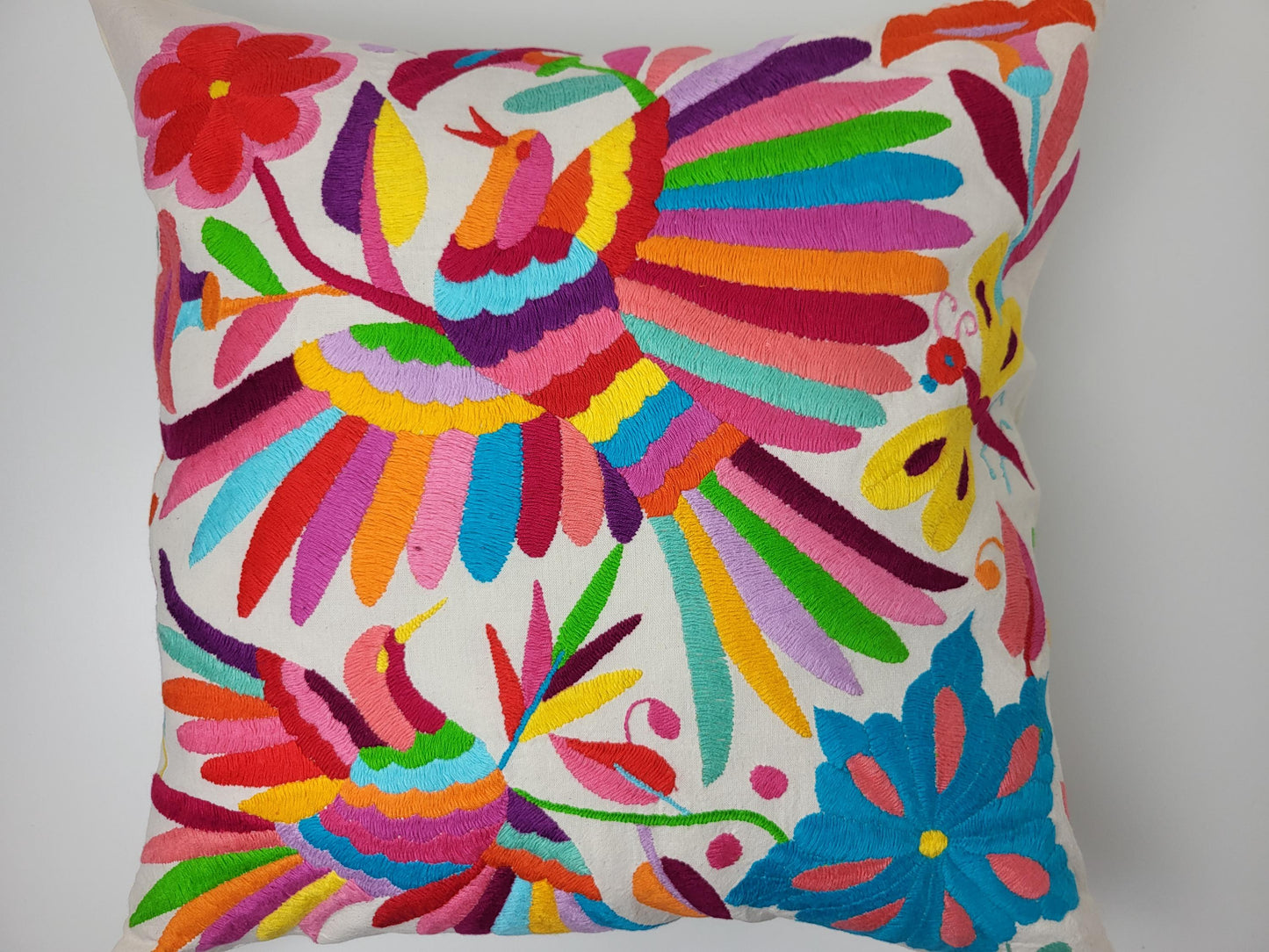 Otomi-Kissenbezug aus Mexiko – handbestickt