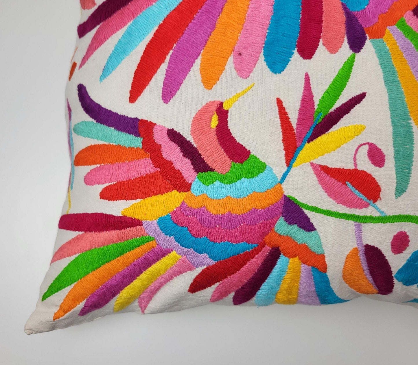 Otomi-Kissenbezug aus Mexiko – handbestickt