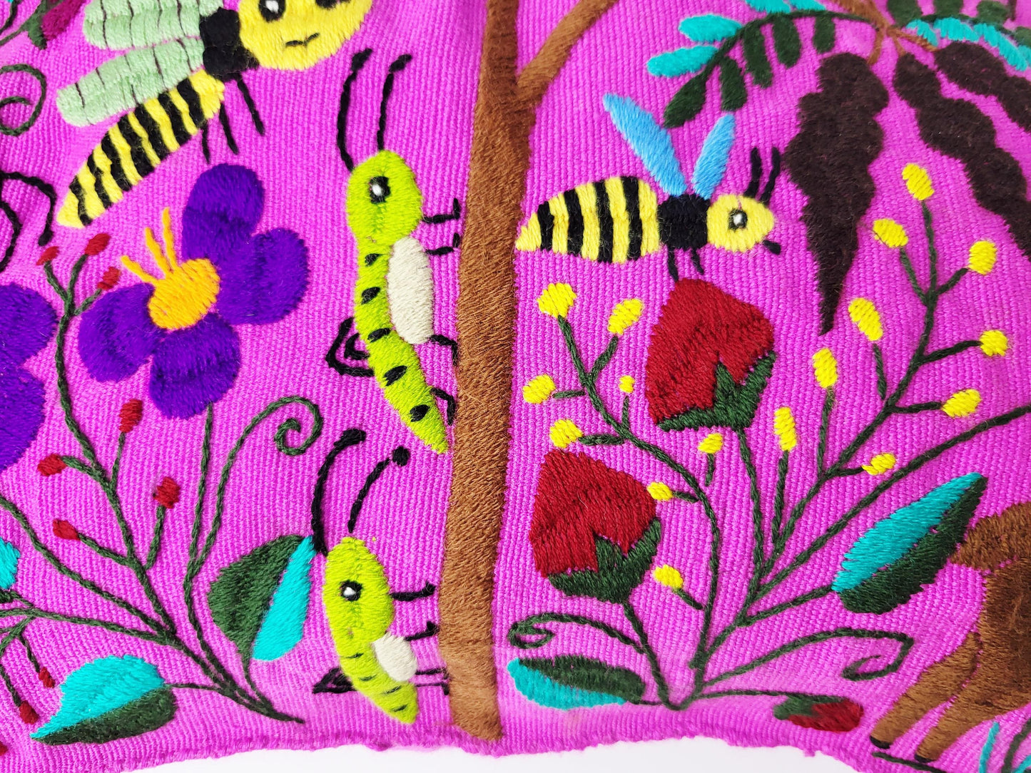 Kissen mit Tiermuster, handbestickt und gewebt in Mexiko von Indigenen Frauen