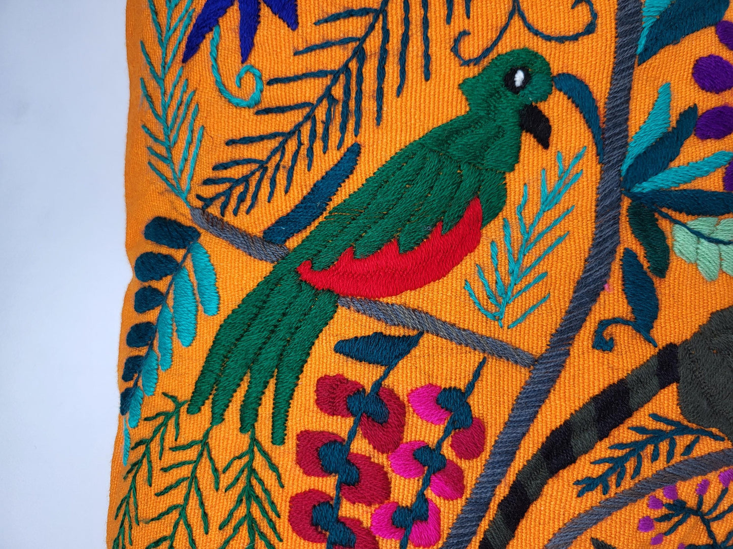 Kissen mit Tiermuster, handbestickt und gewebt in Mexiko von Indigenen Frauen