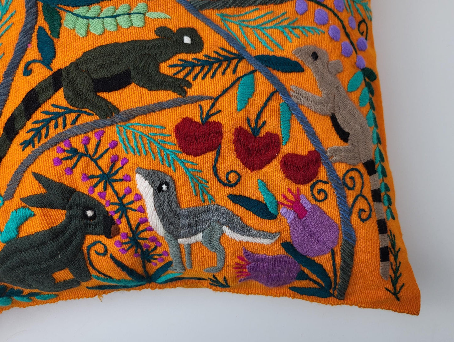 Kissen mit Tiermuster, handbestickt und gewebt in Mexiko von Indigenen Frauen