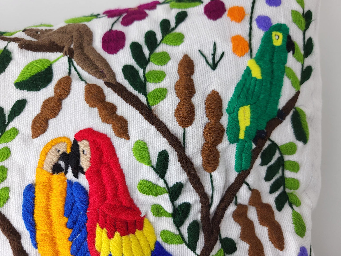 handbestickte und gewebte Kissenhülle, Kissenhülle mit Tiermuster