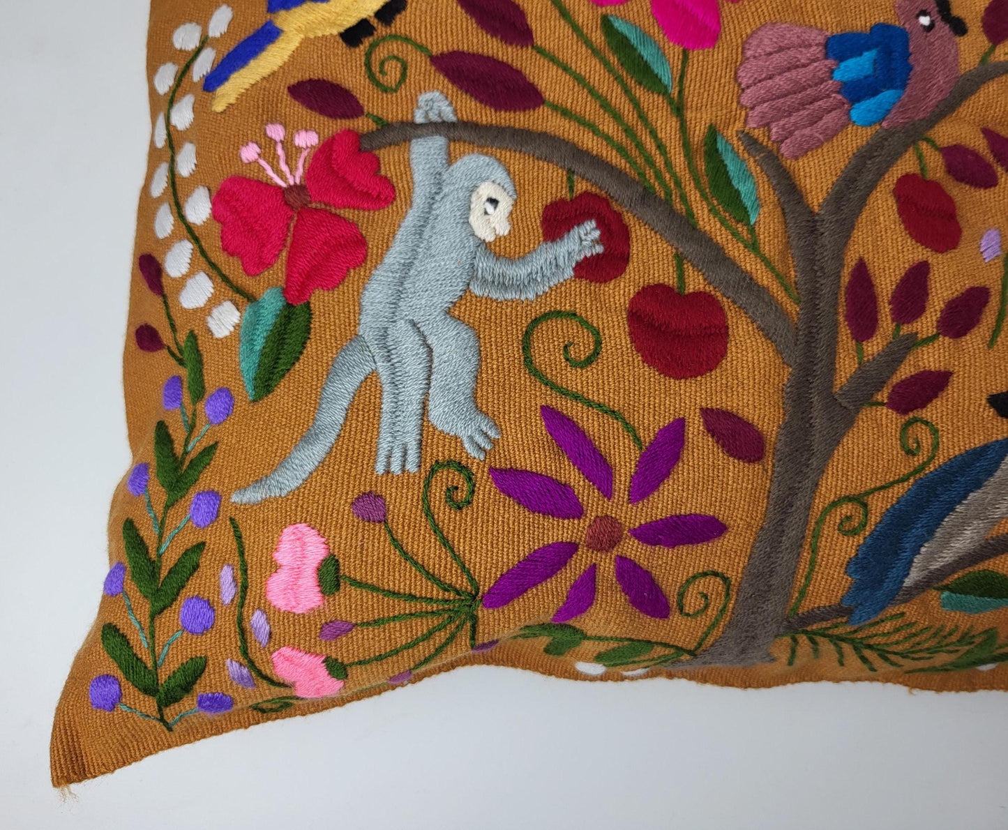 Mexikanischer handbestickter Kissenbezug mit Tiermuster
