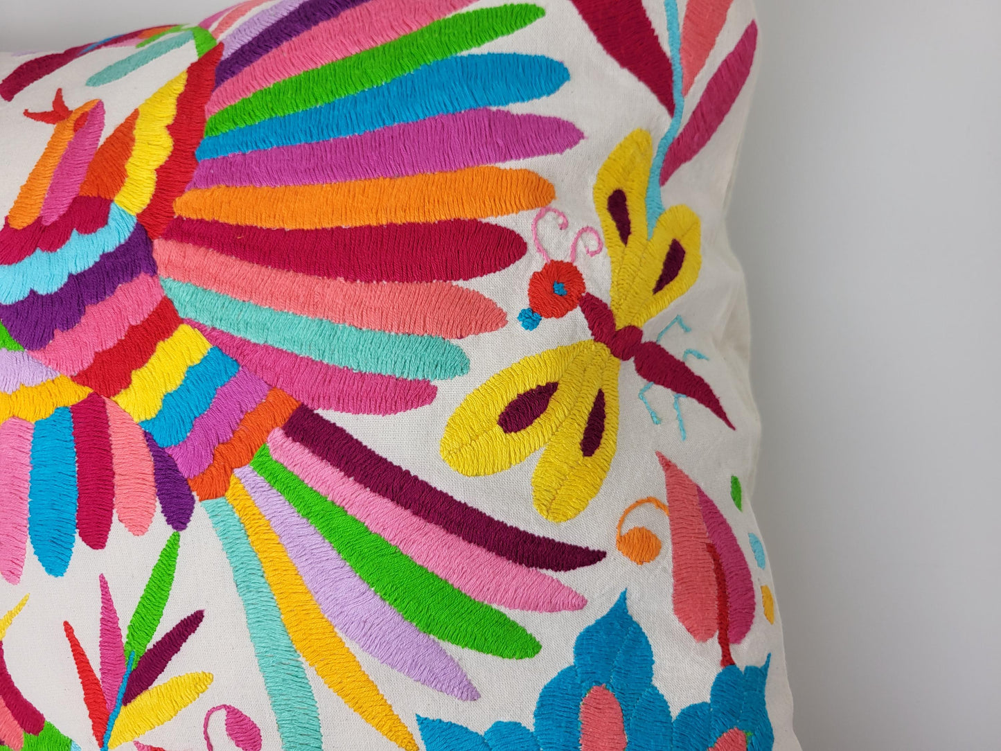 Otomi-Kissenbezug aus Mexiko – handbestickt