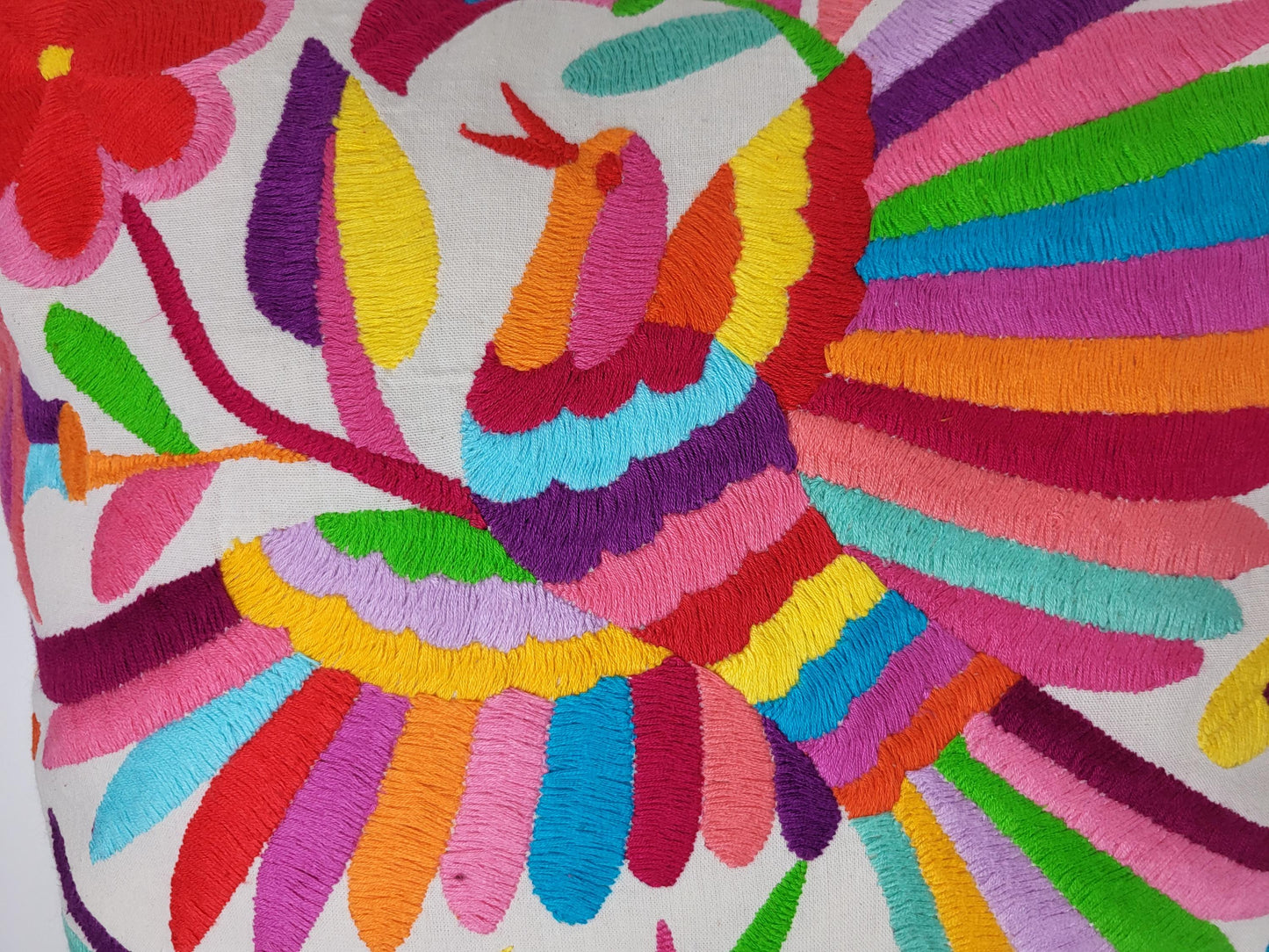Otomi-Kissenbezug aus Mexiko – handbestickt