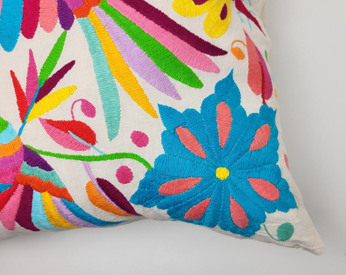 Otomi-Kissenbezug aus Mexiko – handbestickt