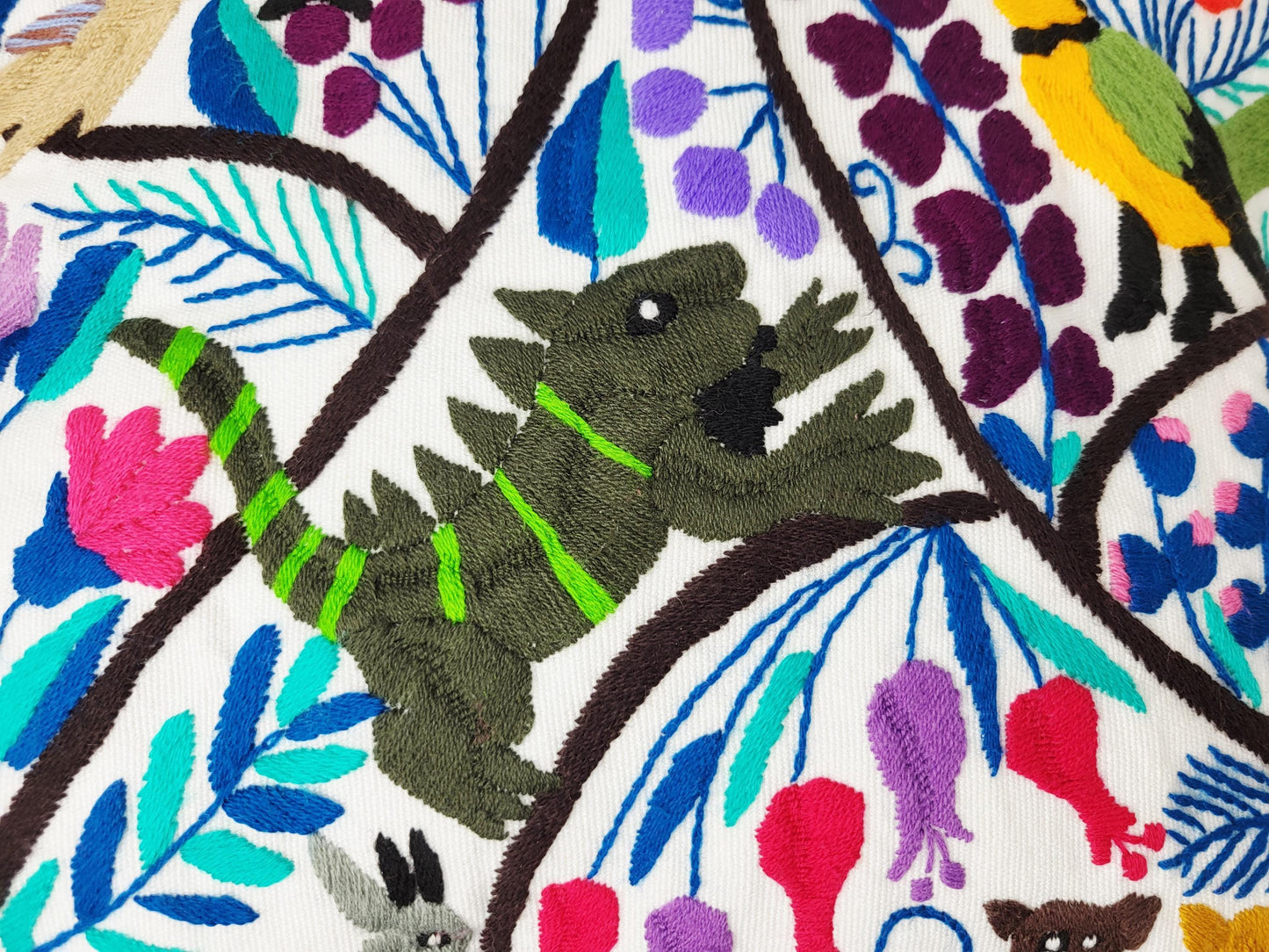 Kissen mit Tiermuster, handbestickt und gewebt in Mexiko von Indigenen Frauen
