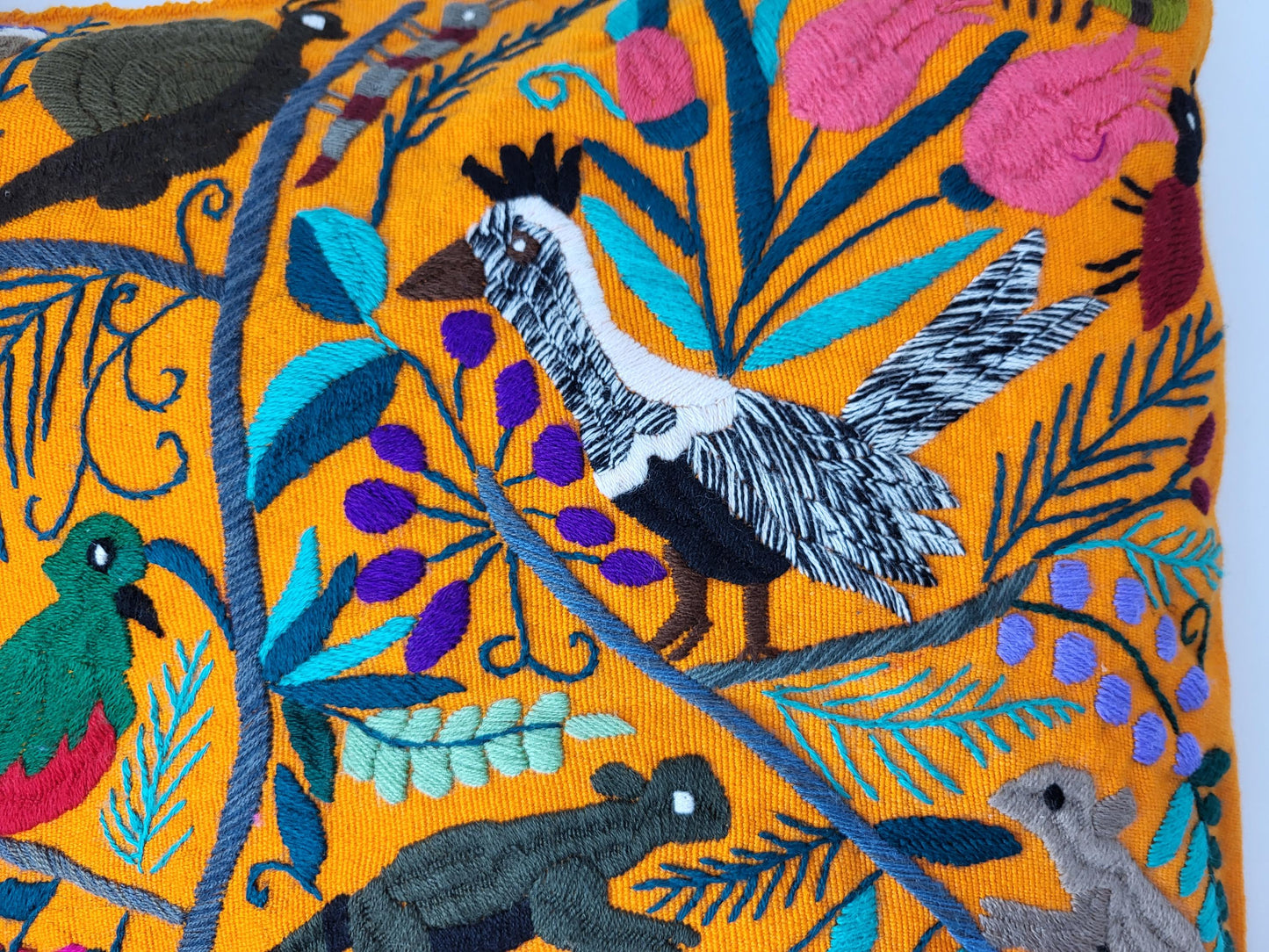 Kissen mit Tiermuster, handbestickt und gewebt in Mexiko von Indigenen Frauen