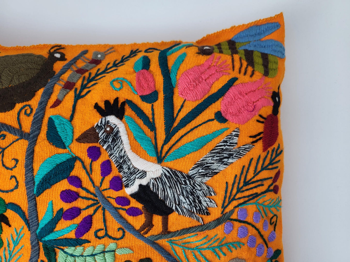 Kissen mit Tiermuster, handbestickt und gewebt in Mexiko von Indigenen Frauen
